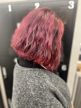 アドラ(ADLLA) パーマ風ワインレッド×バレイヤージュ