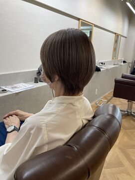 インビテーション(invitation) 白髪ぼかし丸みショート