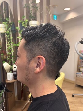 カットサロン ウシジマ(CUT SALON USHIJIMA) 【黒髪ワイルドアップバング刈り上げフェードビジネスショート】