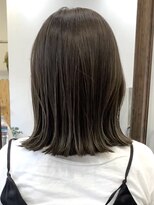 ベロニカ&nbsp;ラフ外ハネミディ×アッシュグレージュ【ミニボブ/白髪染め】