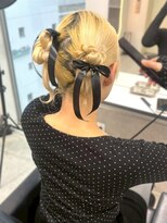 ロイオブジゼル(roi of GiseL) ハイトーン ヘアアレンジ お団子 ツイン リボン 結婚式 ライブ