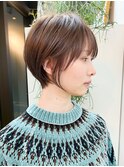 【mee.】ハセガワヒトシ 耳掛け丸みショート ココアブラウン