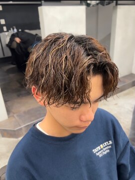 ダル 渋谷/表参道(DAL.) 短め刈り上げハイライトセンターパートメンズショート