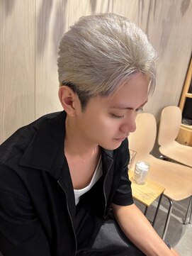 フリーラ 表参道(freera) ホワイトカラーのメンズショートヘア