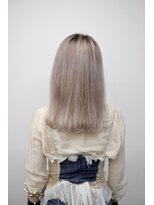 バングス(bangs)&nbsp;Wカラーのシルバー系カラー。