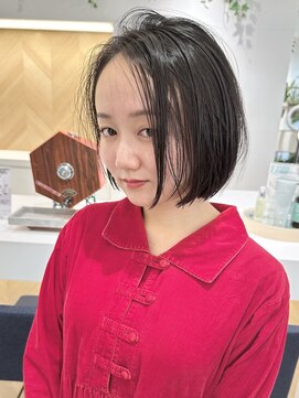 ステア ケース(stair case) 大人モード黒髪ハンサムショート前下がりミニボブ