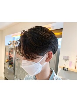 ワンカール×センターパートで、清潔感あるスタイルに*ショートレイヤーのデザインも◎[メンズパーマ]