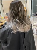 春のトレンド外国人風バレイヤージュとホワイトベージュのロング