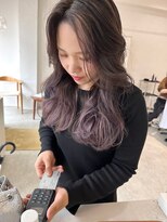 シュプール(SPUR)&nbsp;大人可愛いセンターパートニュアンスカラー艶感ゆるふわロング