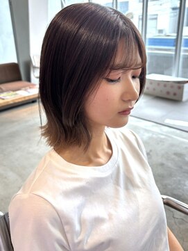 ルーム プロデュースドバイ アミカ(Room produced by Amica) ベージュ くびれショート 髪質改善 20代 シースルーバング
