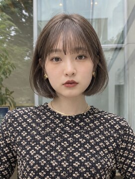 トリッカ シブヤ(TRICCA SHIBUYA) 艶髪オリーブグレージュ×シースルーバングのコンパクトボブ