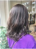 グレージュカラーが可愛いミディアムヘア