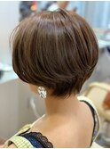 ショートボブイエローブラウン小顔に合わせカットセンターパート