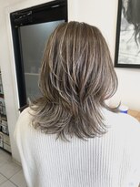 ペネロープ(Penelope)&nbsp;ミディアムレイヤー/レイヤーカット/ハイライト/グレージュ