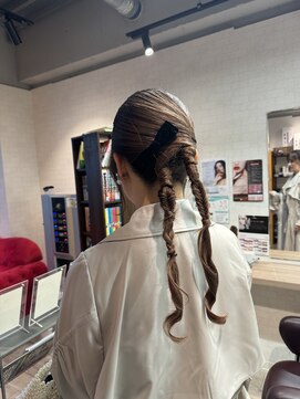 コワファーストナガサキシャンプーボーイ(COIFF1RST NAGASAKI SHAMPOO BOY) 編みおろしツインテールアレンジ