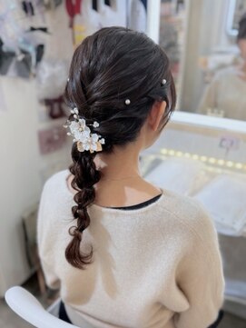 アトリエビューティーアミュ(atelier beauty AmU) 結婚式 二次会 お呼ばれ 編みおろし+花飾り+パールピン