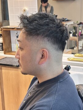 ゼロスバーバー(0's BARBER SHOP) ツイストスパイラルパーマ×フェードカット◎スパイキーショート