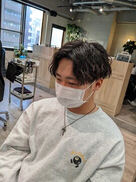 コワファーストナガサキシャンプーボーイ(COIFF1RST NAGASAKI SHAMPOO BOY) センターパート×ツイストスパイラルパーマ