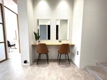 お子様カット、ご夫婦、お友達同士でも待合席で待ち時間に退屈することなし◎