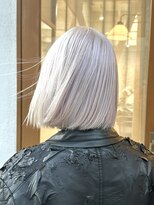 マニア(mania.)&nbsp;ホワイトヘアホワイトベージュブロンド抜きっぱなしボブブリーチ
