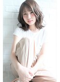 外ハネミディアム　グレージュカラー