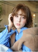 無造作バングのベージュレイヤーボブ