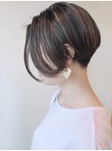 【モリオ原宿】前下がりショート襟足刈り上げ前髪なしハイライト