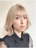 透明感溢れるブロンドとくびれボブ