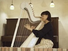 ハープやピアノの「生演奏」で海外旅行のような気分に♪