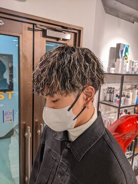 コワファーストナガサキシャンプーボーイ(COIFF1RST NAGASAKI SHAMPOO BOY) 細束ハイライト×ツイストスパイラルパーマ