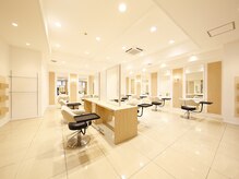 アッシュ 中目黒店(Ash)の雰囲気（広々とした店内☆【中目黒/髪質改善/白髪ぼかし/オージュア】）