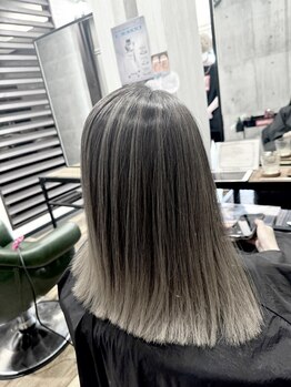 アフォルトゥーナ(A'fortuna)の写真/脱白髪染め/白髪を活かしたデザインカラーで今までと違ったカラーを楽しみませんか?白髪ぼかしハイライト