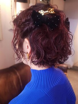 柔らかい抜け感の大人ゆるハーフアップ