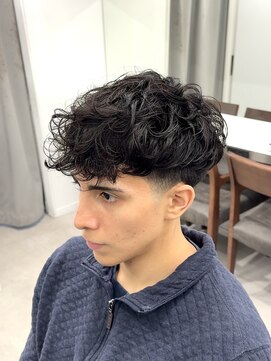 グルーマーズトウキョウ(GROOMER/S TOKYO) スペインカール　テーパーフェード　海外風　メンズパーマ