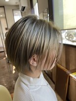 コワフュールセラヴィ(coiffure Cest la vie!) ブリーチありダブルカラーショートボブスタイル