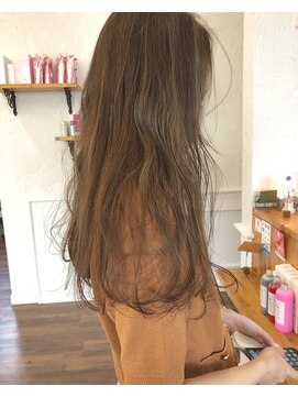 レジスタヘアーワークス (REGISTA hair works) ハイライトグレージュで柔らかいロングヘア