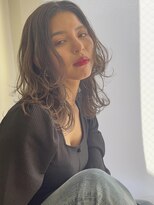 ウミ(umi.)&nbsp;分け目でイメチェン！くびれフェミニンミディアム