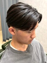ディスイズバーバーフォース(THIS IS BARBER 4th)&nbsp;センターパート ツーブロック ナチュラルヘア 刈り上げ 20代