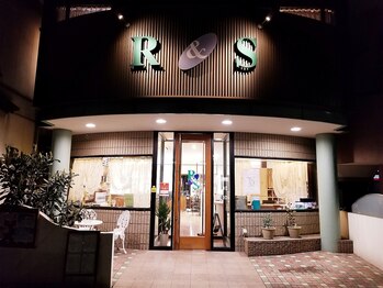 R&S九州 松原店の写真/《開放感がある店内で、美容と理容ブースが別れているので気軽な雰囲気です♪》明るいスタッフがお出迎え♪