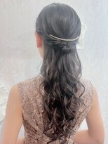 アトリエビューティーアミュ(atelier beauty AmU) 結婚式 お呼ばれ ハーフアップ 巻き下ろし アクセサリー付きヘア