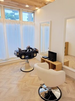 ヘアメイク アージュ 二日市店(HAIR MAKE age)の写真/キッズスペースあり!!お子様連れのママさんに好評♪いつもキレイでいたい、女性の想いを応援します！