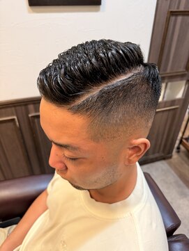 ミリオンバックス 上野(Million Bucks) 刈り上げセンターパートMEN’S HAIRフェザーパーマサーフカール