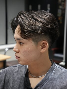 メッツ 原宿(METS) MEN'S/毛流れセンターパート×テーパーフェード