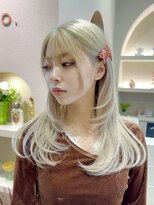 ニモ(NIMO.)&nbsp;レイヤーカットブロンドホワイトブリーチ顔まわりレイヤー