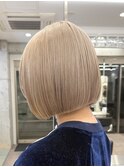 ハイトーン切りっぱなしショートボブホワイトブロンドベージュ