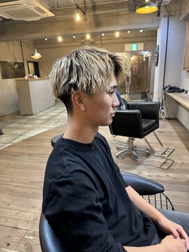 ミオ ベガ(Mio'' VEGA) リタッチが伸びてもカッコいいブリーチヘア×波打ちマッシュ