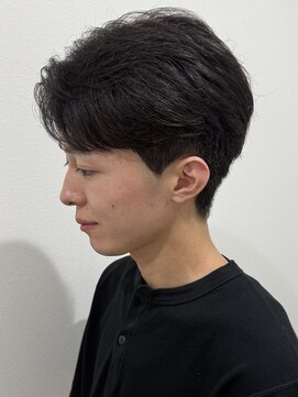 ヒュイル バイ ニアウ(Hwyl by Niau) メンズセンターパートパーマ韓国風パーマリバースパーマ刈り上げ