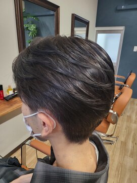 オーガ(O-GA) ブルーアッシュ系カラー&サイドツーブロック、流れるスタイル