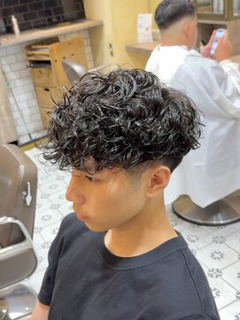 グルーマーズトウキョウ(GROOMER/S TOKYO) スペインカール　フェード　海外風　メンズパーマ