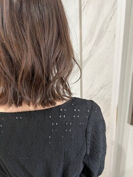 ネウィ 川崎(newi) 丸型卵形レイヤーカットエアリーロング美髪ピンクブラウン川崎